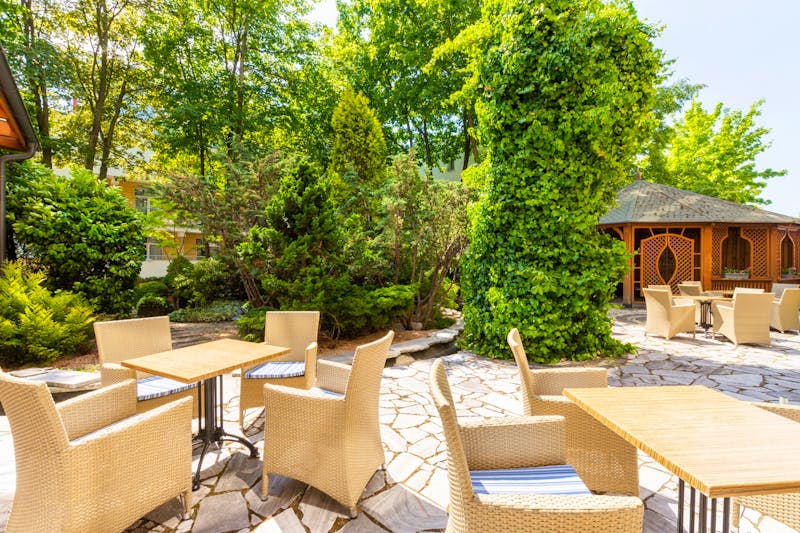 Hotelgarten im Ikar Centrum – ©IdeaSpa