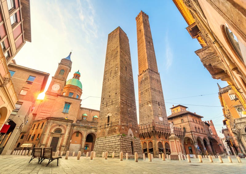 Bologna - Türme Asinelli and Garisenda - ©bbsferrari - stock.adobe.com