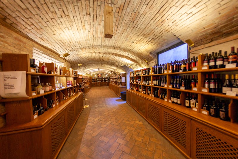Vinothek in der Burg von Dozza - ©francescodemarco - stock.adobe.com