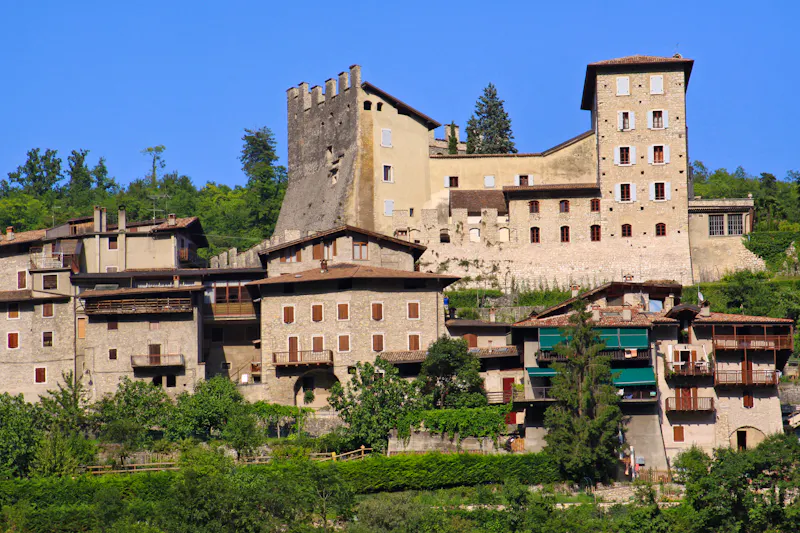 Bergdorf und Burg Tenno - &copy;©Maurizio Rovati - stock.adobe.com