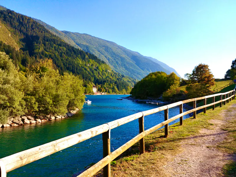 Wanderweg am Molveno-See - &copy;francesco pronestí/EyeEm - Adobe Stock