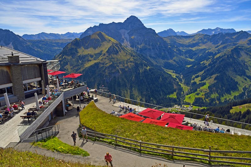 Sonnenterrasse und Panoramarestaurant auf dem Walmendinger Horn - ©lotharnahler - stock.adobe.com