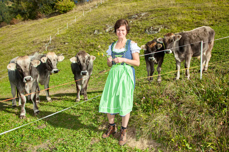 Sennerin mit den Kühen - &copy;Edler von Rabenstein - stock.adobe.com