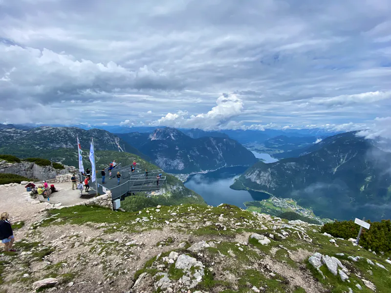 Dachstein - Skywalk Fünf Finger - Blick über den Hallstättersee - &copy;iralex - stock.adobe.com