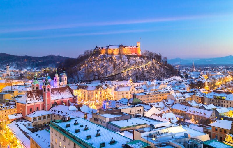 Ljubljana im Winter mit Weihnachtsmarkt - ©Matej Kastelic - Adobe Stock