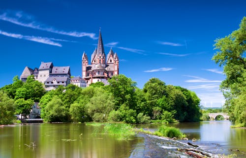 Limburger Dom am Fluss Lahn in Hessen &ndash; &copy; Juergen Schonnop - Adobe Stock