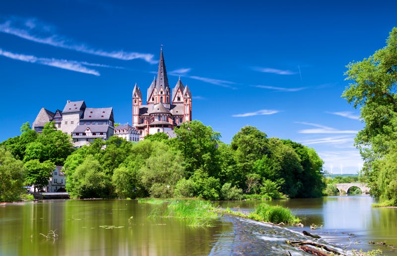 Limburger Dom am Fluss Lahn in Hessen - ©Juergen Schonnop - Adobe Stock
