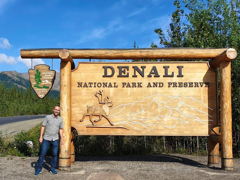 Eingangsschild zum Denali-Nationalpark in Alaska - ©Eberhardt TRAVEL - Benjamin Rodriguez Manzanares