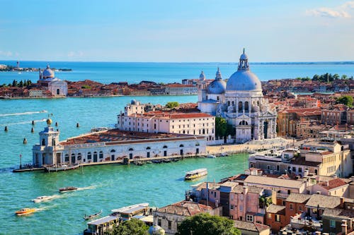 Venedig - Dogana di Mare und die Basilika Santa Maria della Salute &ndash; &copy; donyanedomam - stock.adobe.com