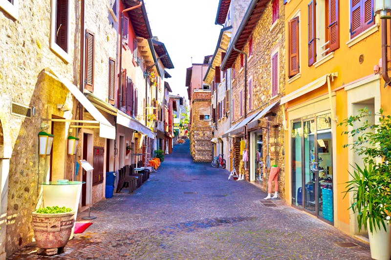 Gardasee - Sirmone - in den Gassen der Altstadt - ©xbrchx - stock.adobe.com