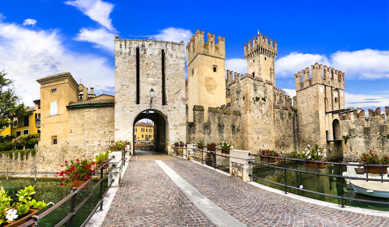 Sirmione - Eingang zur Skaligerburg - ©Freesurf - stock.adobe.com