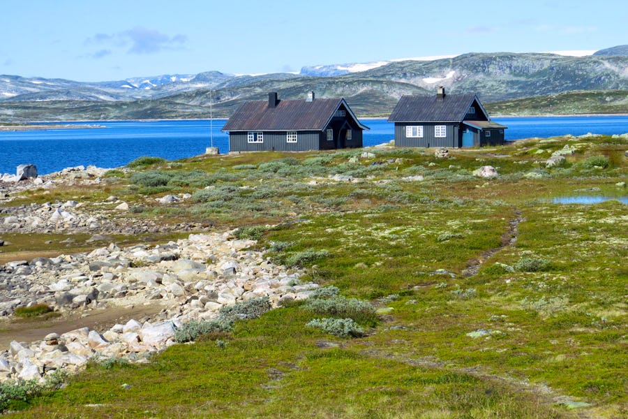 Häuser auf der Hardangervidda – © ©Thomas - stock.adobe.com