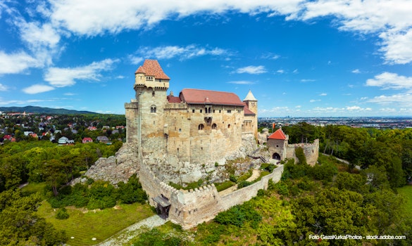 Burg Liechtenstein in der Nähe von Baden bei Wien – © GezaKurkaPhotos - stock.adobe.com