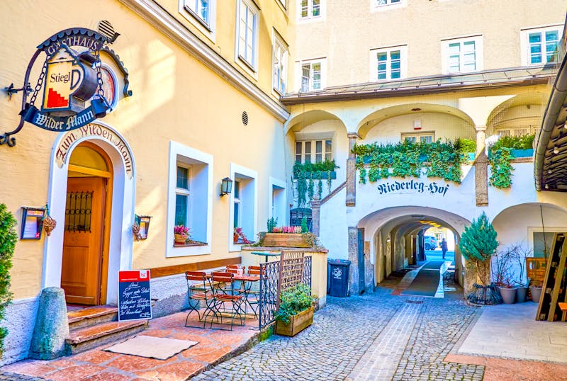 Salzburg - typisches Durchhaus - ©efesenko - stock.adobe.com