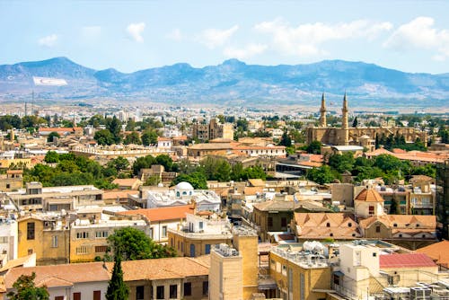 Stadtpanorama von Nikosia bis in die Türkei - Zypern &ndash; &copy; Klemen Misic - stock.adobe.com