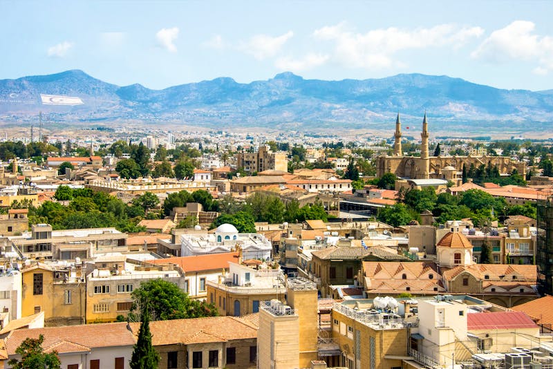 Stadtpanorama von Nikosia bis in die Türkei - Zypern - ©Klemen Misic - stock.adobe.com