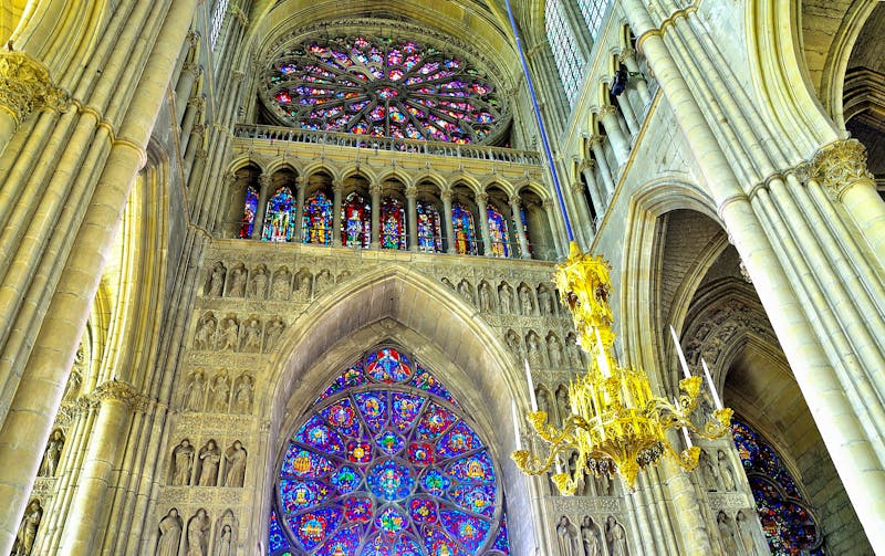 Reims - Innenraum der Kathedrale Notre-Dame mit farbenfrohen Rosettenfenstern - ©©Alexander Kholodov - stock.adobe.com