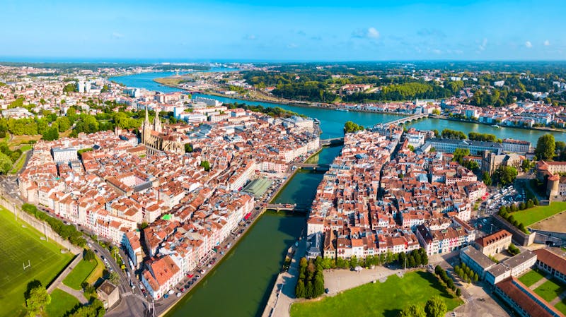 Blick auf die Altstadt von Bayonne mit den Flüssen Nive und Adour - ©©saiko3p - stock.adobe.com