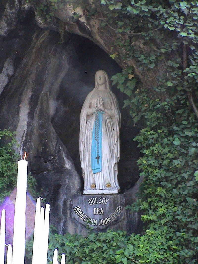 Lourdes - Grotte mit Marien-Statue 