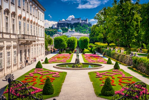 Salzburg - Schloss Mirabell mit der Festung Hohensalzburg im Hintergrund &ndash; &copy; kovop58 - stock.adobe.com