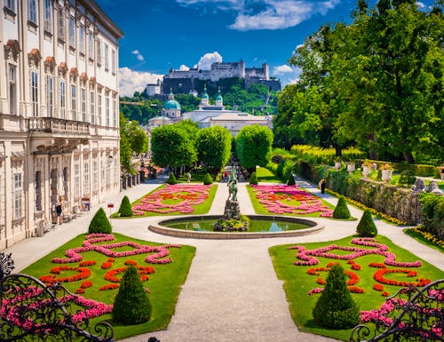 Salzburg - Schloss Mirabell mit der Festung Hohensalzburg im Hintergrund – © kovop58 - stock.adobe.com