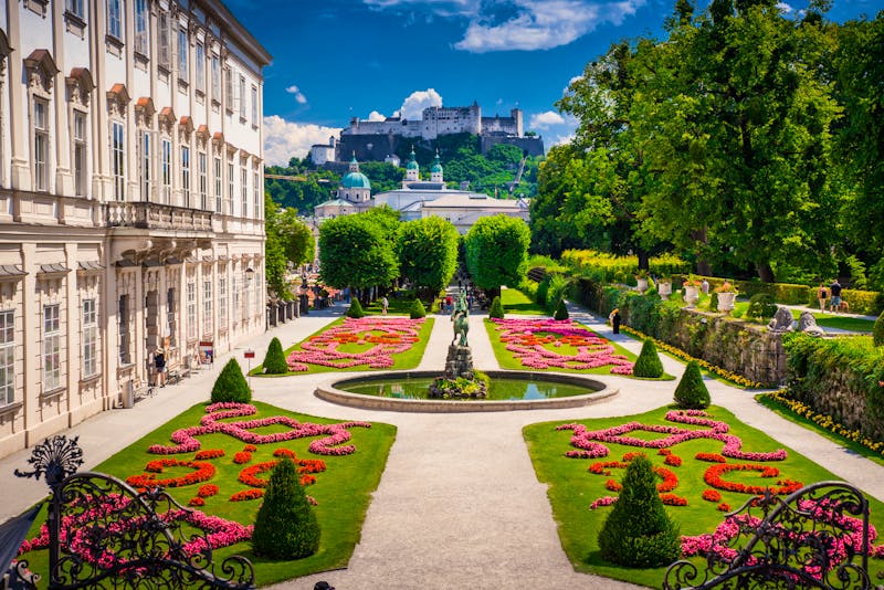 Salzburg - Schloss Mirabell mit der Festung Hohensalzburg im Hintergrund - ©kovop58 - stock.adobe.com