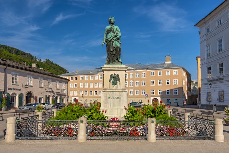 Salzburg - Mozartdenkmal auf dem Mozartplatz - ©Cezary Wojtkowski - stock.adobe.com