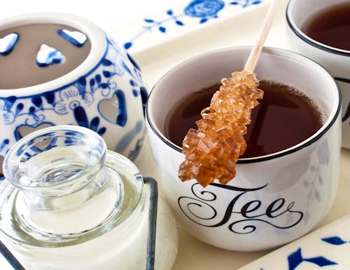 Friesen-Tee mit Kandiszucker und Milch – © ©PhotoSG - stock.adobe.com