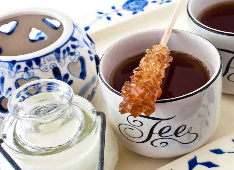 Friesen-Tee mit Kandiszucker und Milch - ©©PhotoSG - stock.adobe.com