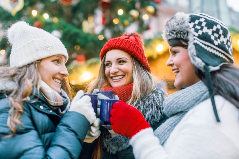 Glühwein auf dem Weihnachtsmarkt - ©©Kzenon - stock.adobe.com