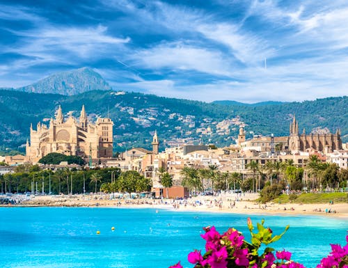 Palma de Mallorca mit der Kathedrale La Seu – © ©Balate Dorin - stock.adobe.com