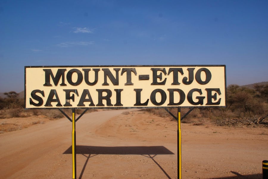 Straße zur Mount Etjo Safari Lodge – © Eberhardt TRAVEL - Susanne Schirmann