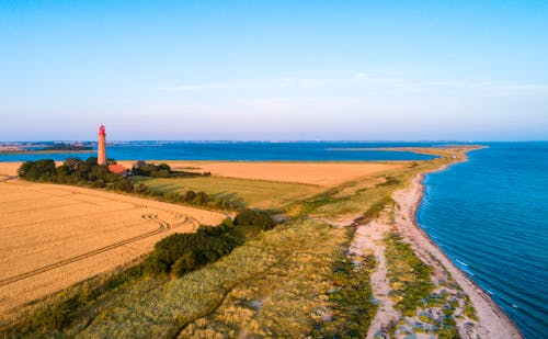 Leuchtturm von Fluegge auf der Insel Fehmarn &ndash; &copy; Reemt Peters-Hein - Adobe Stock