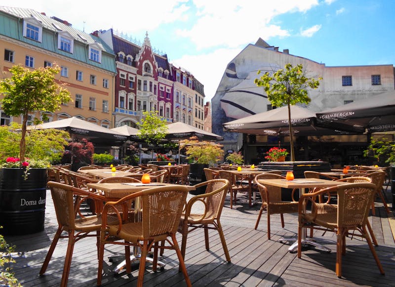 Biergarten auf dem Domplatz in Riga - ©Eberhardt TRAVEL - Martina Häselbarth