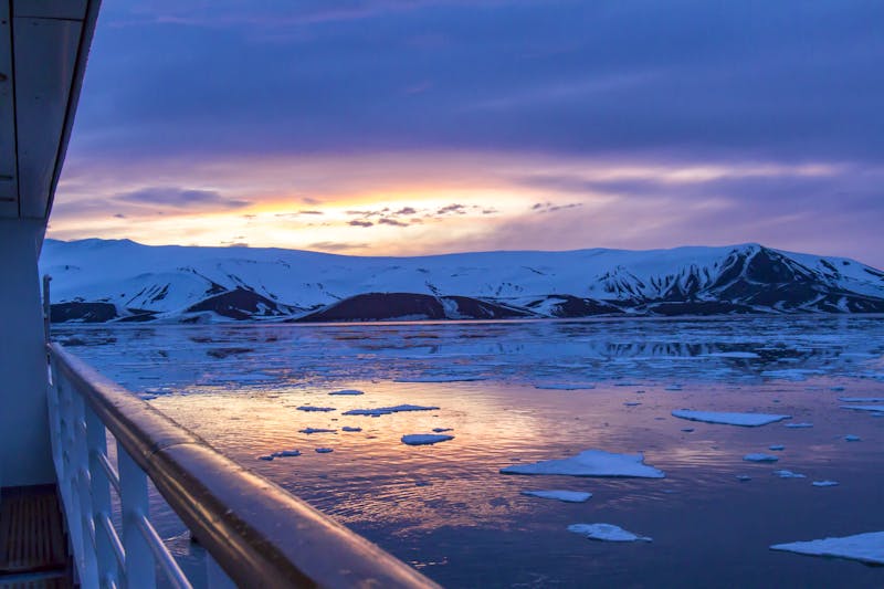 Kreuzfahrt in der Antarktis - Deception Island - ©©karenfoleyphoto - stock.adobe.com