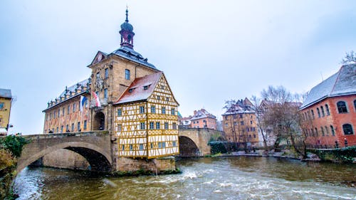 Bamberg - Rathaus und Regnitz-Brücke im Winter &ndash; &copy; ©marcociannarel - stock.adobe.com