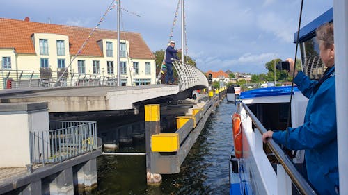 Fahrt durch die Drehbrücke in Malchow &ndash; &copy; Marlies Thrum