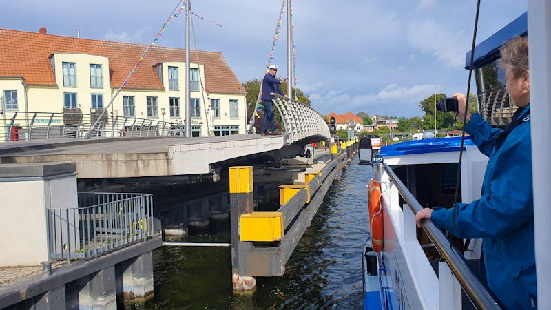 Fahrt durch die Drehbrücke in Malchow - ©Marlies Thrum