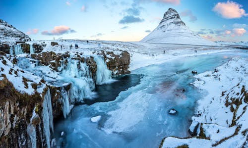 Berg Kirkjufell in Island &ndash; &copy; Kesu - Adobe Stock