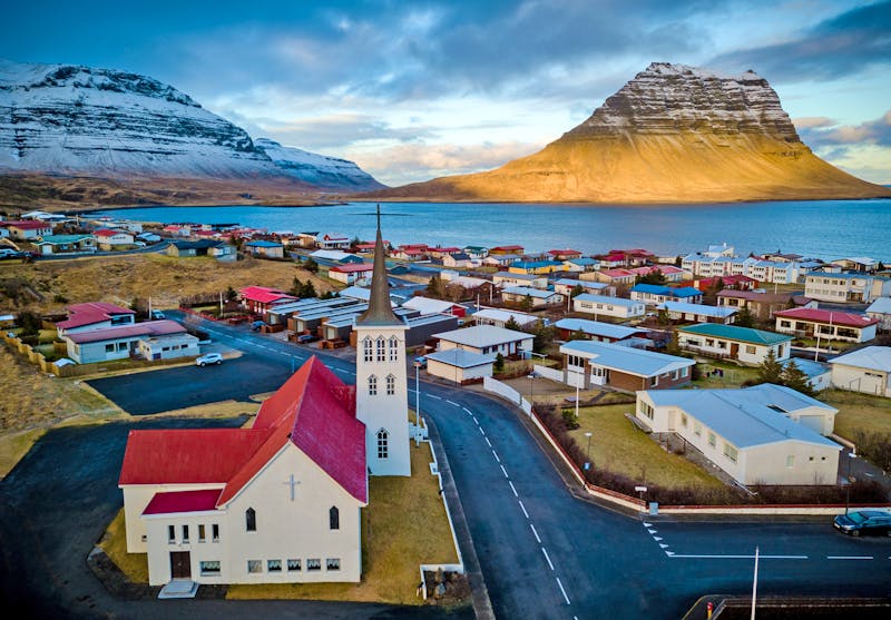 Kirkjufell and Grundarfjördur - ©©DesiDrew Photography - stock.adobe.com