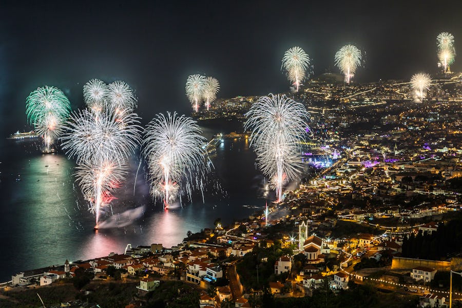 Feuerwerk zu Silvester über Funchal – © ©josé gouveia/EyeEm - stock.adobe.com
