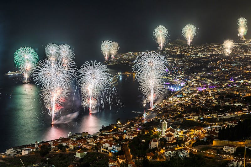Feuerwerk zu Silvester über Funchal - ©©josé gouveia/EyeEm - stock.adobe.com