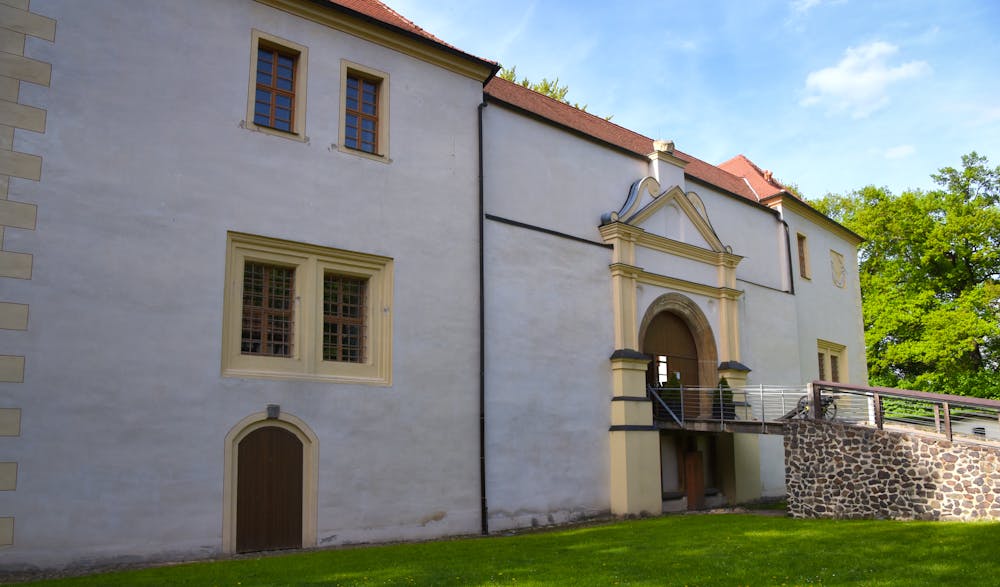 Schloss- und Festungsanlage mit Zugbrücke zum Eingangstor &ndash; &copy; ©thauwald-pictures - stock.adobe.com