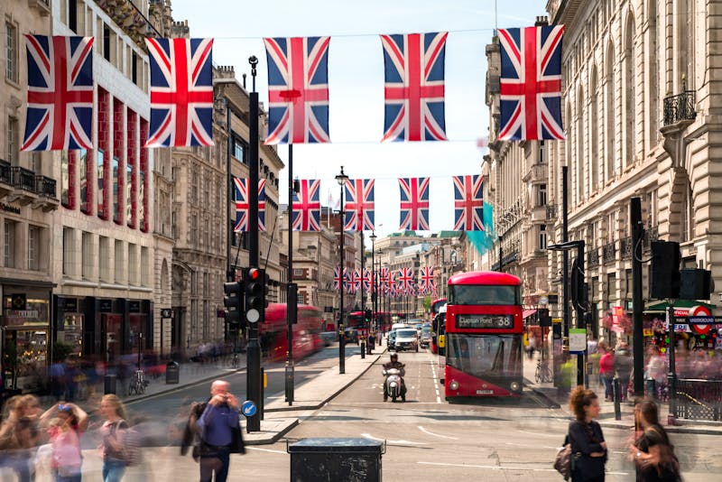 Piccadilly Circus in London - ©JAROSLAV MORAVCIK@PRO-MO - Adobe Stock