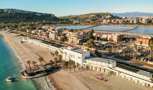 Strand und Salzwasserbecken von Cagliari auf Sardinien &ndash; &copy; ©Stefania Loriga - stock.adobe.com