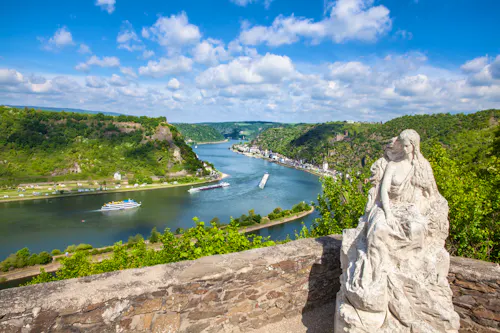 Loreley-Felsen über dem Rheintal bei Sankt Goarshausen &ndash; &copy; ©Alice_D - stock.adobe.com
