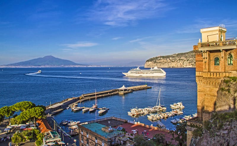 Kreuzfahrtschiff im Golf von Neapel - bei Capri - ©Michael Glatt / Danita Delimont - stock.adobe.com