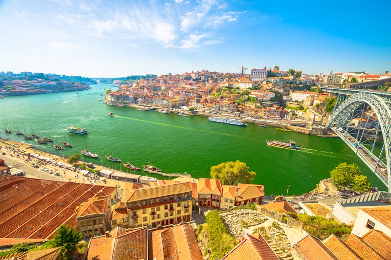 Kreuzfahrtschiffe auf dem Douro in Porto - ©BENEDETTA BARBANTI - Adobe Stock