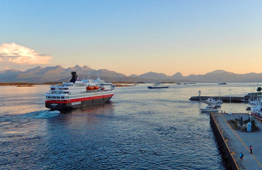 Hurtigruten-Schiff bei Molde in Norwegen – © Theo Schrever / Hurtigruten