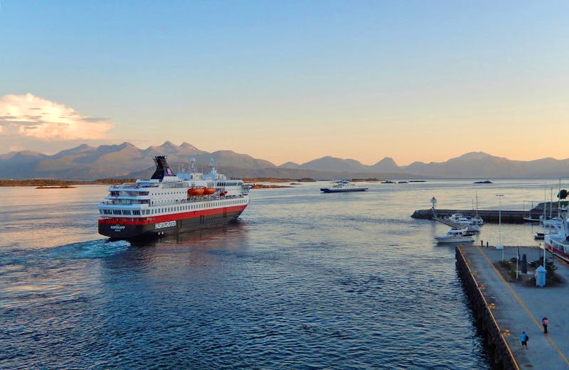 Hurtigruten-Schiff bei Molde in Norwegen - ©Theo Schrever / Hurtigruten